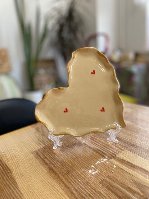 Тарілка з червоними сердечками