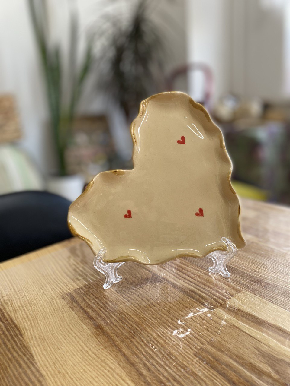 Тарілка з червоними сердечками