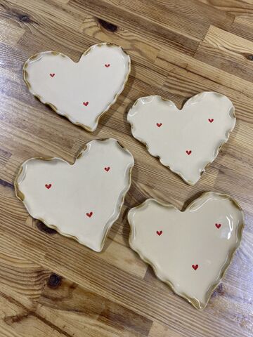 Тарілка з червоними сердечками