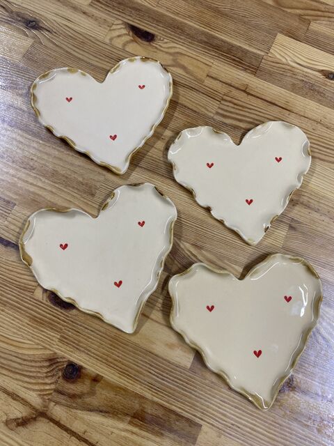 Тарілка з червоними сердечками