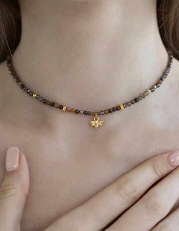 Намисто з натурального каміння і позолоченою бджілкою