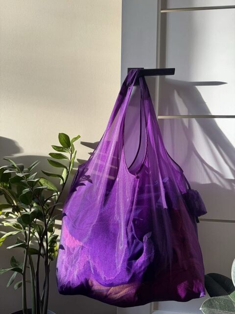 Purple shopper made of recycled plastic bottles