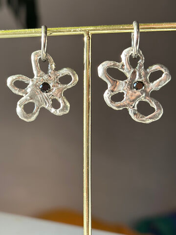 Сережки квіточки з чорним кристалом