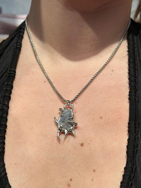 Pendant with corundum