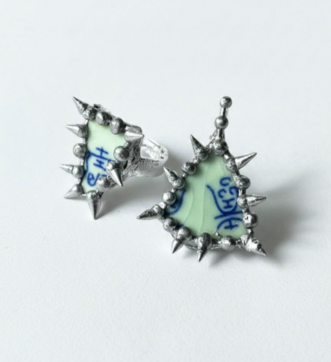 Ring with Japanese porcelain