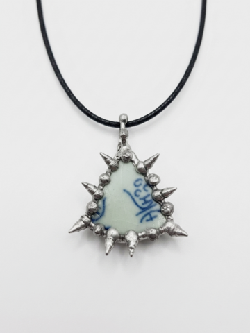 Pendant with Japanese porcelain