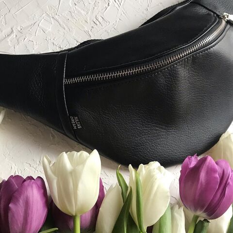 Чорна глянцева поясна сумка