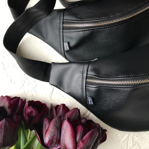 Чорна глянцева поясна сумка